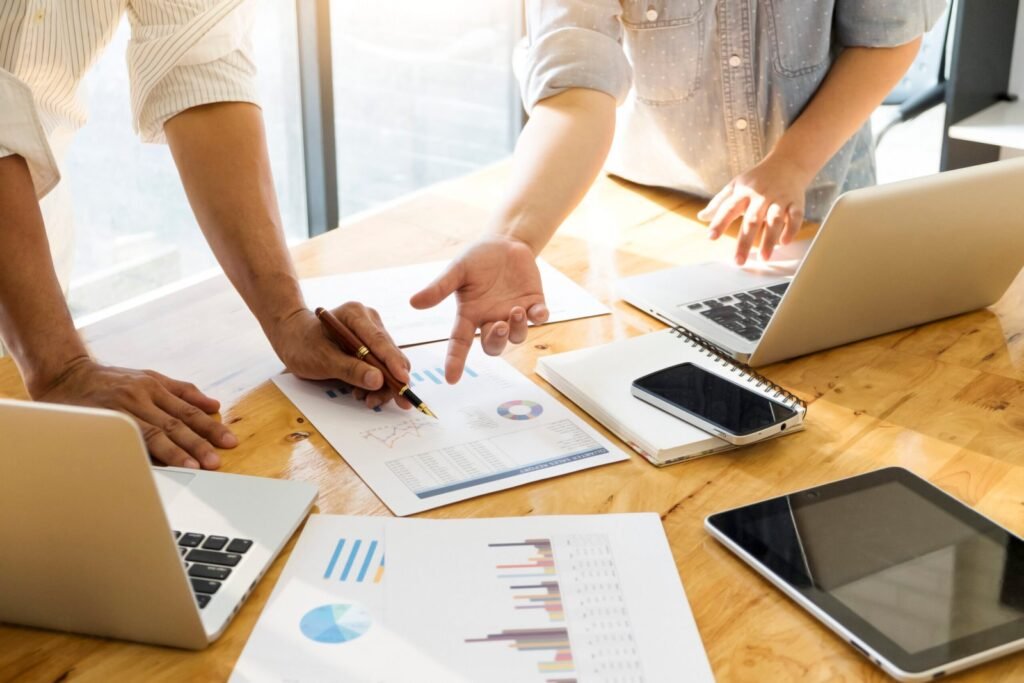 Asesores fiscales revisando graficos